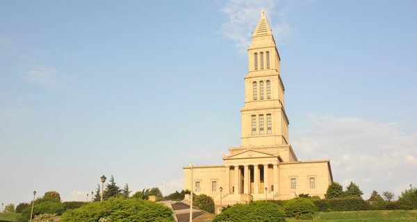 Washington Masonic National Memorial featuring columns and a tower