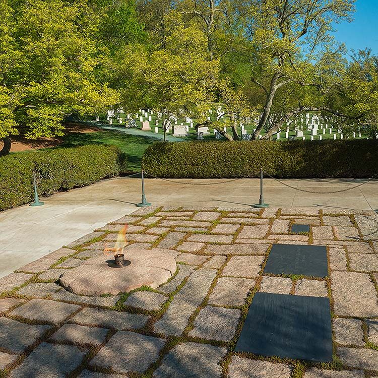 image of john f kennedy gravesite in arlington national cemetery