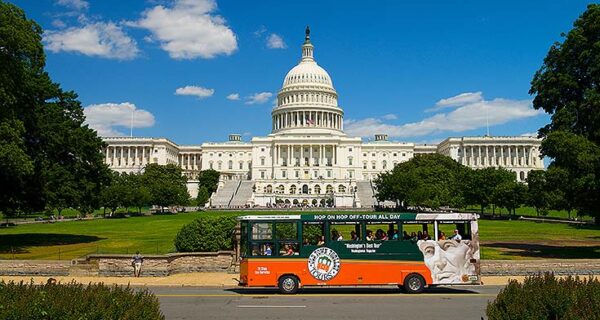Washington DC trolley driving past Capitol
